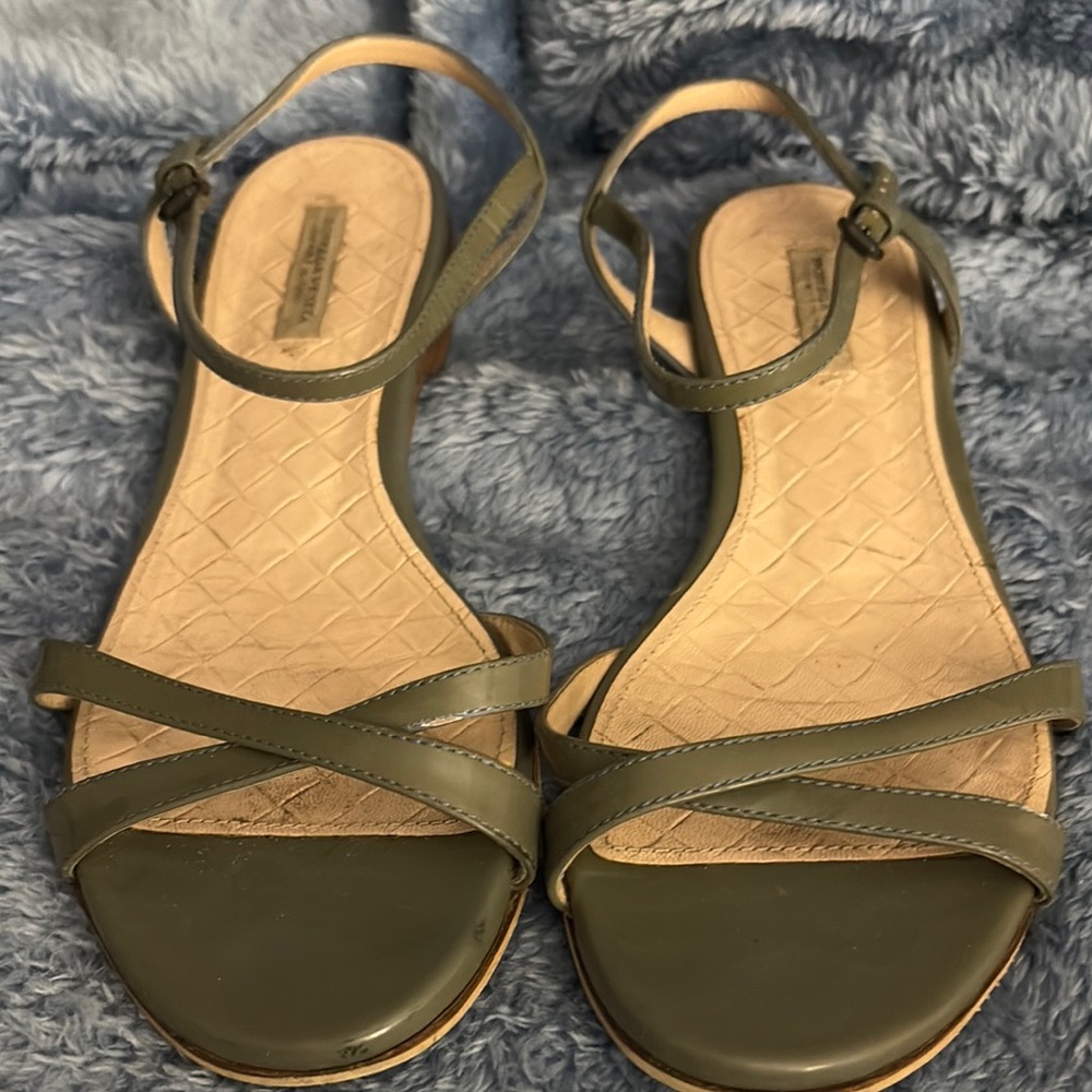 Bottega Veneta Green Sandals with Elegant Crisscross Straps - Picture 2 of 9